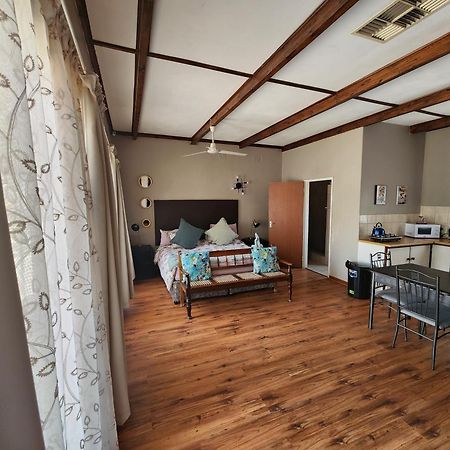 Midway Overnight Rooms Kimberley Eksteriør billede